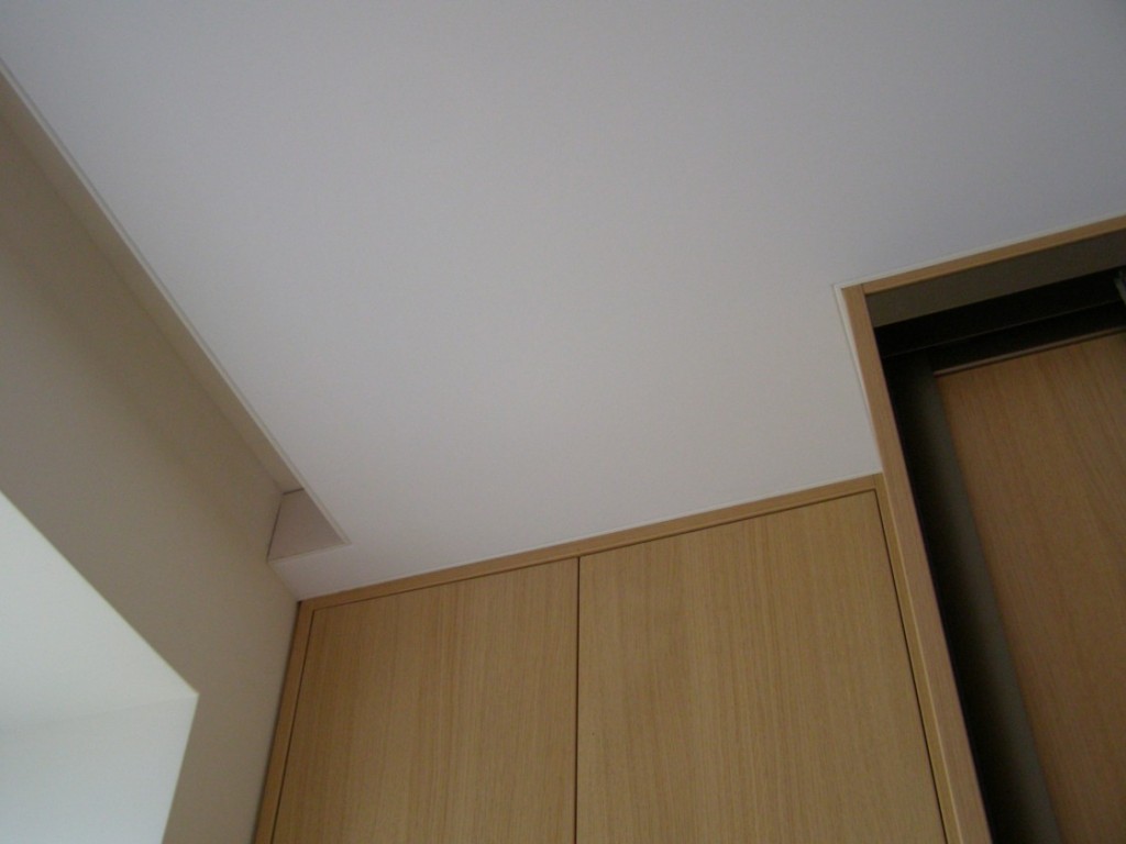 Stumdomų durų profilis standartiškai tvirtinamas prie lubų