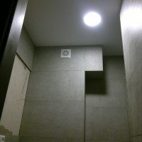 Wc patalpa su papildomais kampais.