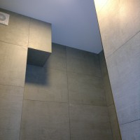 Wc patalpa su papildomais kampais.