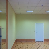 Salonas prieš lubų Clipso lubų tempimą.