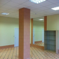 Salonas prieš Clipso lubų tempimą.
